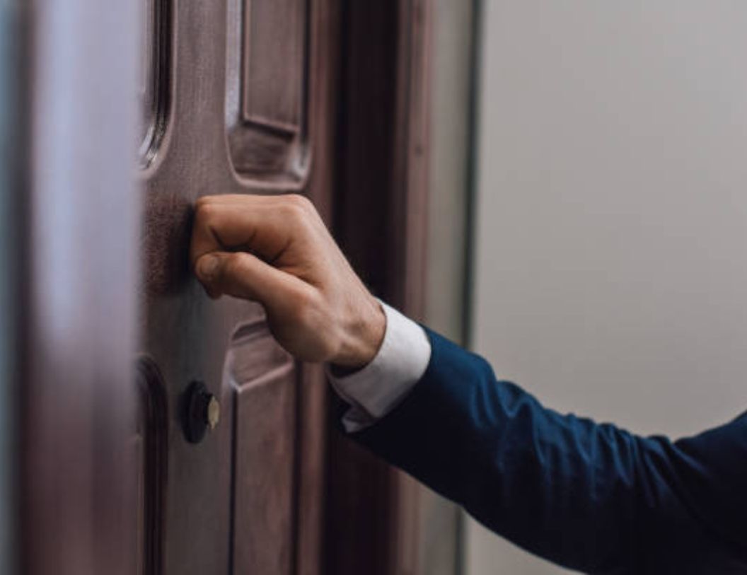 gõ cửa 3 lần trước khi vào nhà trọ