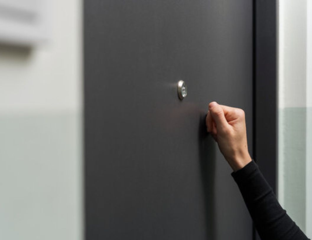 gõ cửa 3 lần trước khi vào nhà trọ