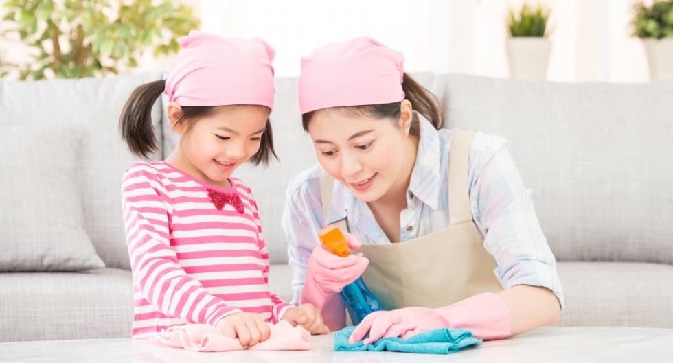 Dọn vệ sinh nhà cửa cùng con cái trong gia đình