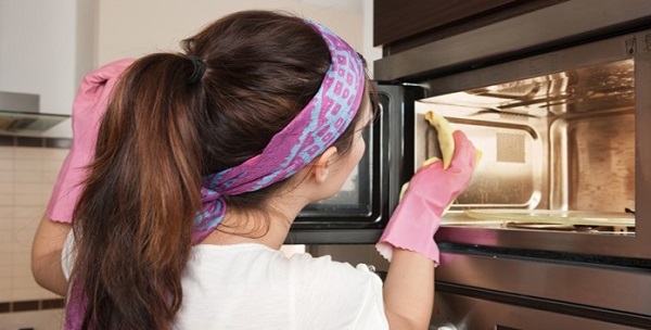 Cách vệ sinh lò vi sóng đúng cách