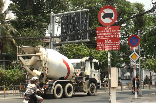 Biển báo hiệu cấm xe tải vào nội thành