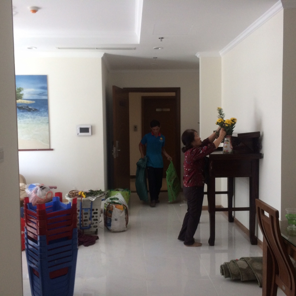 Khi về nhà mới nên cầm đồ may mắn để bước vào nhà