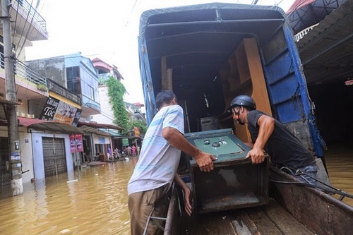 Những khó khăn chuyển nhà trong mùa mưa.
