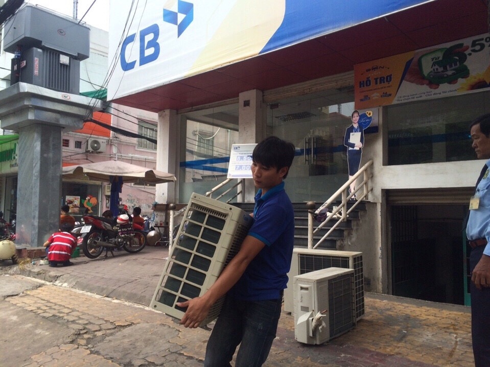 Nhân viên dịch vụ chuyển nhà quận 11 Thành Tâm hỗ trợ khách hàng chuyển đồ ra xe taxi tải