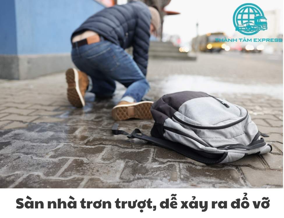 Sàn nhà trơn trượt, dễ xảy ra đổ vỡ