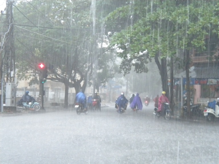 Những khó khăn chuyển nhà trong mùa mưa.
