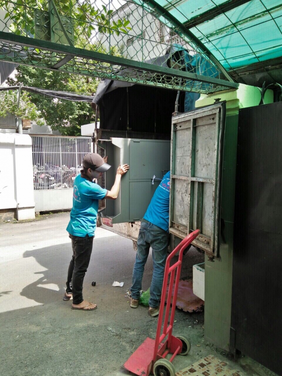 Nhân viên dịch vụ chuyển nhà trọn gói Thành Tâm đang phục vụ khách hàng