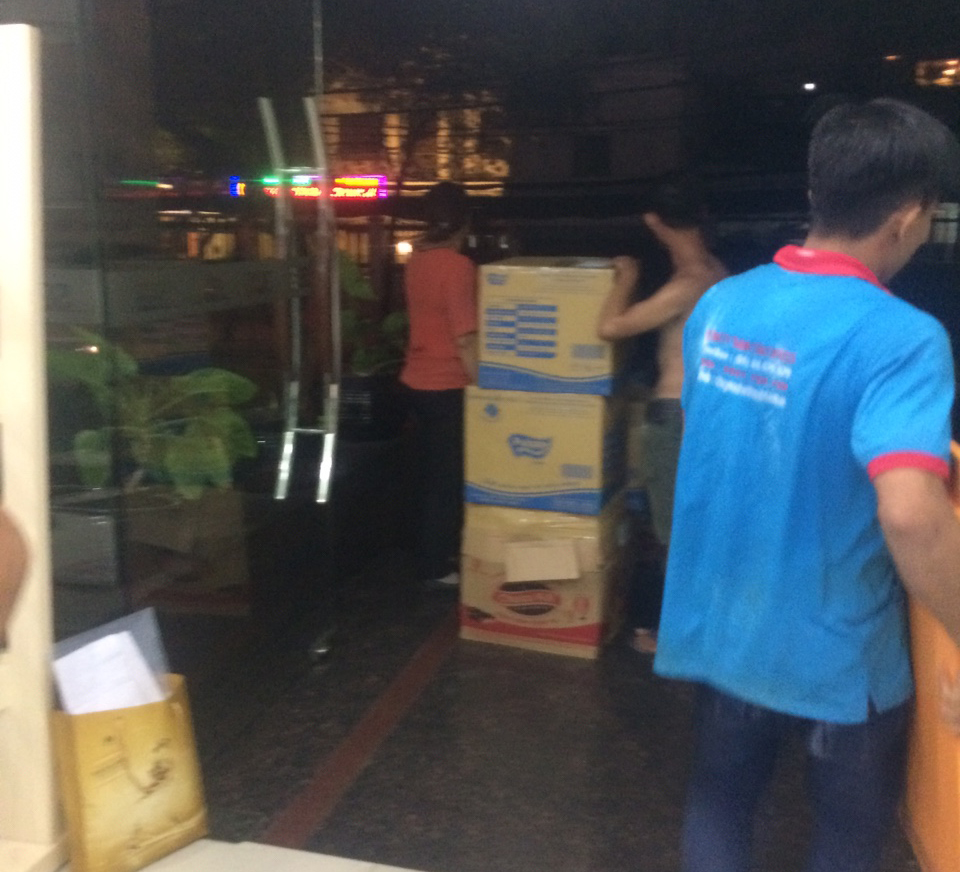 Nhân viên dịch vụ chuyển nhà trọn gói Thành Tâm đang phục vụ khách hàng
