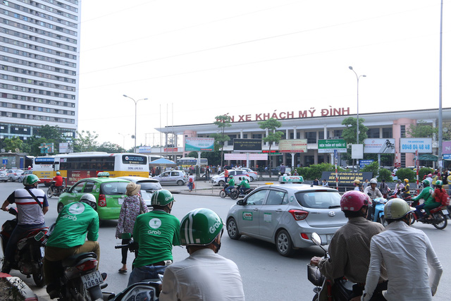 Bến xe Mỹ Đình hàng ngay có rất nhiều xe ôm truyền thống cũng như GrabBkie mưu sinh.