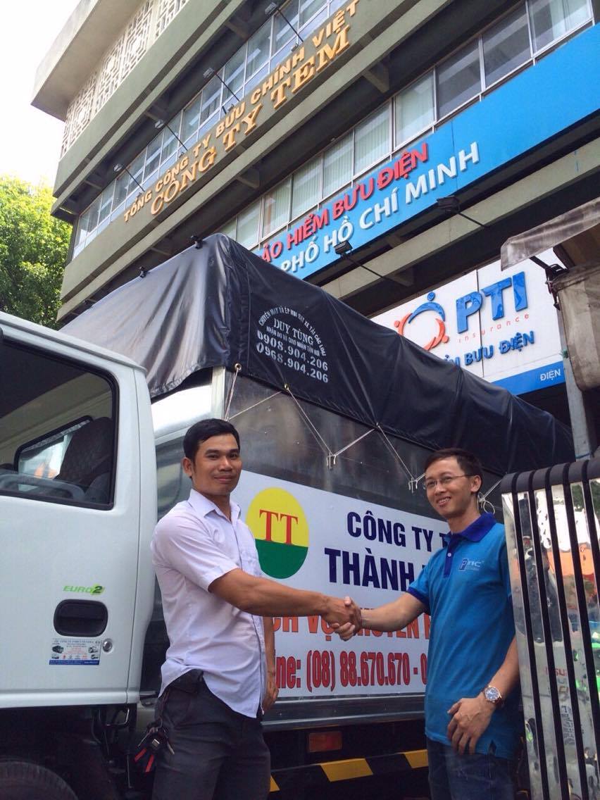 Khách hàng sử dụng dịch vụ xe tải chuyển nhà Thành Tâm Express