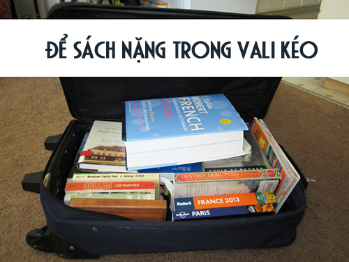 Mẹo gói sách, báo trong vali kéo để di chuyển dễ dàng hơn.