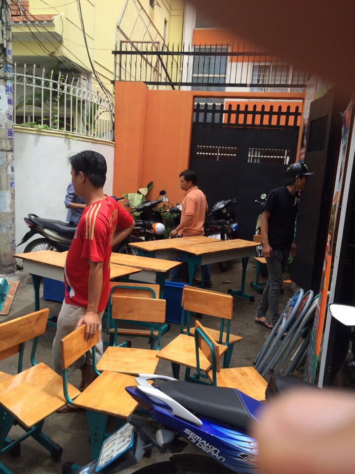 Nhân viên dịch vụ chuyển nhà quận 4 công ty Thành Tâm đang phục vụ khách hàng chuyển nhà
