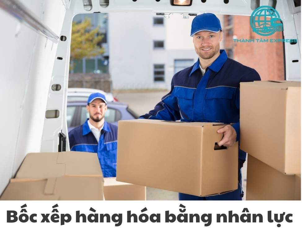 Bốc xếp hàng hóa bằng đội ngũ nhân lực (nhân công)