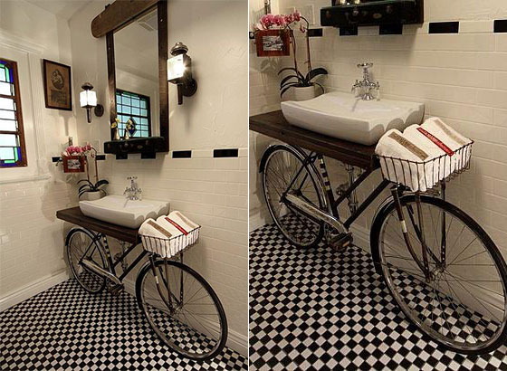 Xe đạp cũ được tái chế lại để trang trí trong phòng tắm.