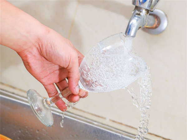 Mẹo nhỏ vệ sinh đồ thủy tinh hiệu quả bất ngờ chỉ trong 1 nốt nhạc